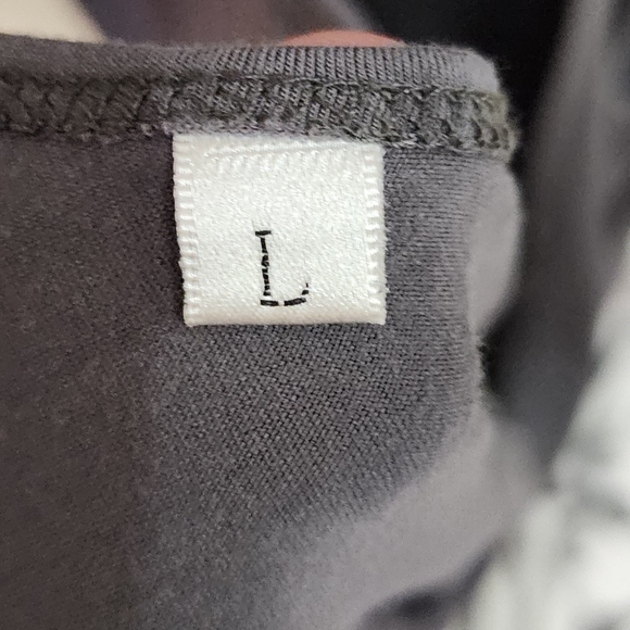 Set of 2 ladies work out tanks - Picture 5 of 5